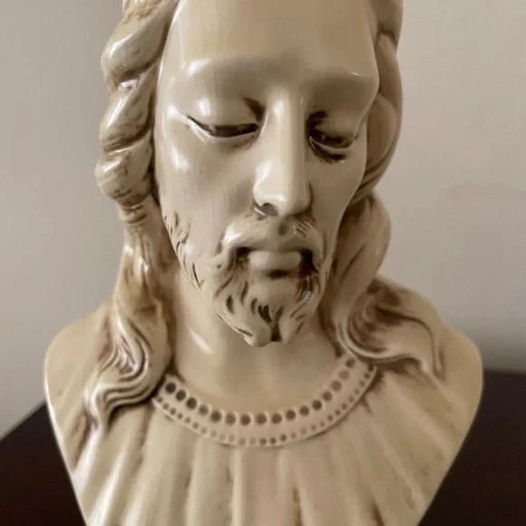 Cream Ceramic Busts of Jesus and Mary - Picture 10 of 10